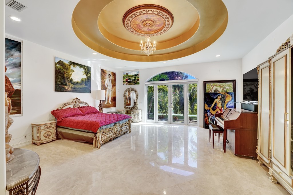 estate-primary-suite Primary suite with domed gold ceiling and lake access