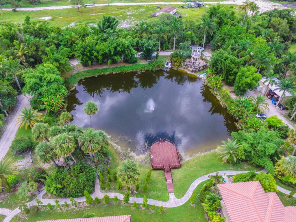 estate-private-lake Private spring-fed lake with fountain